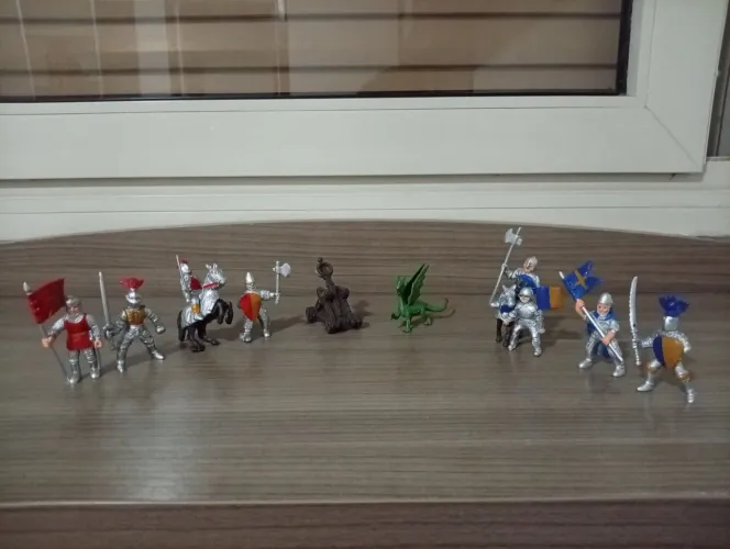 Miniatura de vinil de guerreiros medievais + Dragão + Catapulta