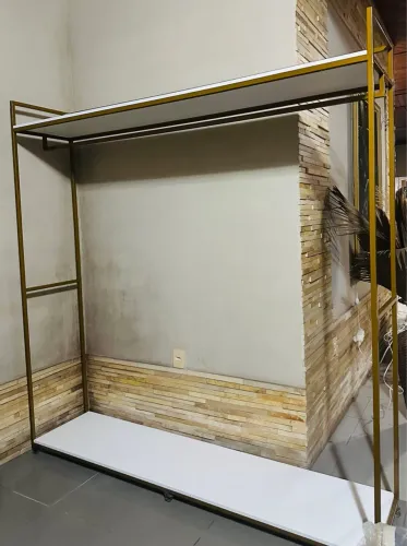 3Arara de Roupa Dourada com Prateleiras