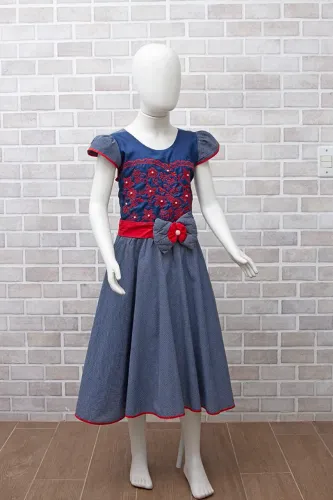 Vestido infantil com detalhe bordado