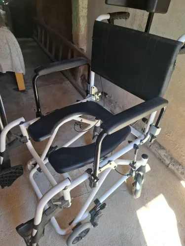 Cadeira de roda de toma banho nunca usada