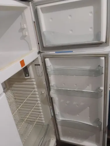 Geladeira Consul bom estado motor novo duas portas grades um pouco enferrujadas 