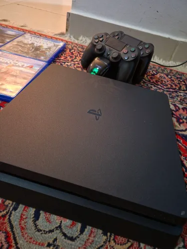 PS4 Slim + 2 Controles + 8 Jogos + carregador controles 