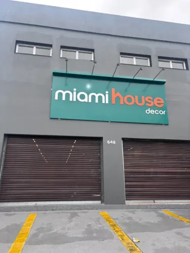 Excelente Oportunidade Comercial: Espaço Versátil e Moderno na Rua José Neves
