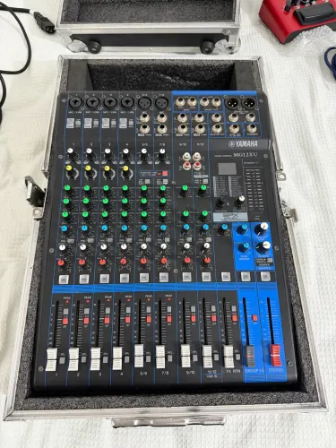 Mesa Yamaha MG-12XU Analógica