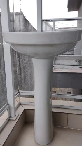 Duas Pias e um pedestal.