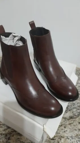 Bota feminina  Chelsea Gênova da Marca Jacometti.