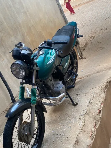 Moto toda revisada, funcionando tudo, só pegar e andar!!