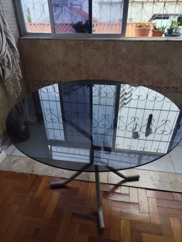 Conjunto de mesa de vidro com quatro cadeiras