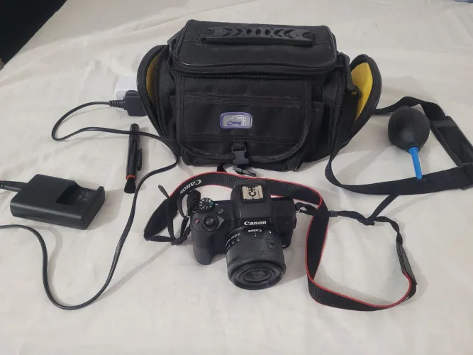 Câmera Canon M50 Mark II + lente EF-m 15-45mm + bolsa + cartão de memória