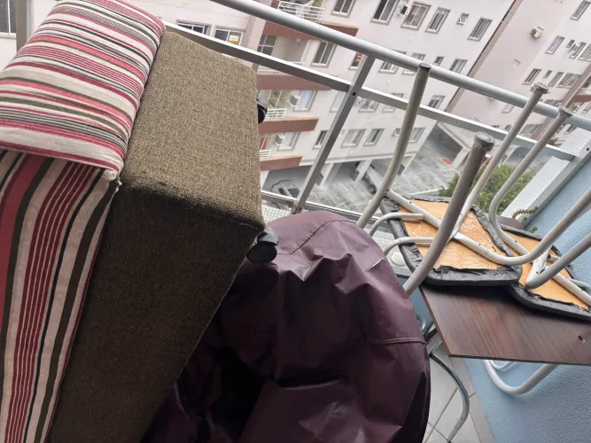 PUFF +MESA COM 2 CADEIRAS + BAÚ