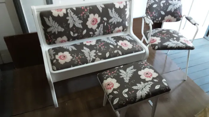 CONJUNTO DE BANCO ,CADEIRA E BANQUETA