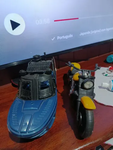 Moto e carro de brinquedo