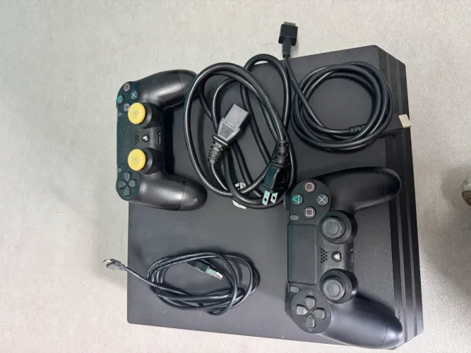 PS4 Pro 1 TB + 2 controles