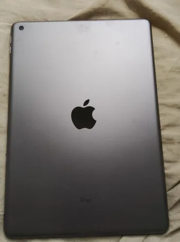 Vendo iPad geração 9 com carregador e teclado e mouse junto tudo funcionando perfeitamente