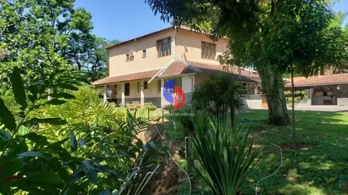 Sítio à venda, composto de 7 quartos sendo 1 suíte, 5 banheiros, lagos, piscina, churrasqu