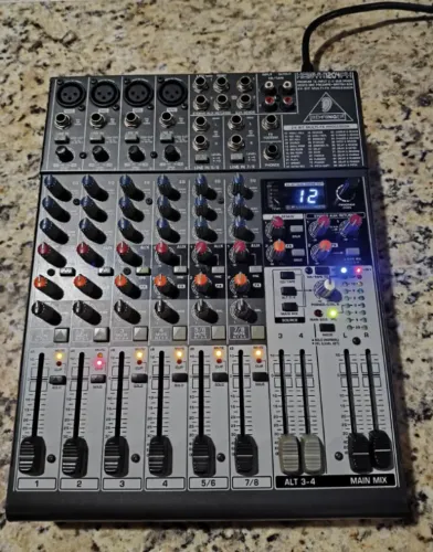 Mesa de Som Behringer Xenyx1204Fx