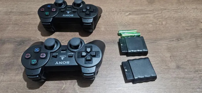 Controles de Playstation 2 sem fio. Funcionando perfeitamente.