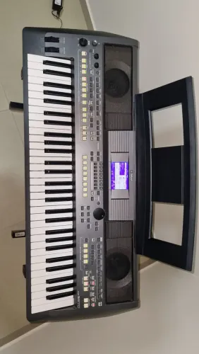 Teclado Yamaha PSR-S670 + Base