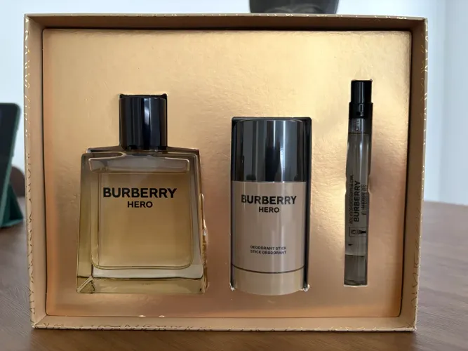 Kit Burberry Hero EDT 100ml + Travel 10ml + Stick Lacrado (Cofrett)