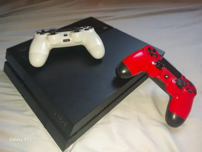 PlayStation 4 - FAT 500GB Usado - +2 controles e 5 jogos!!