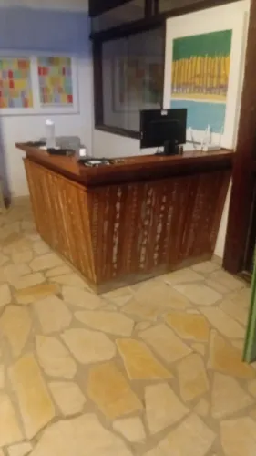 Balcão de madeira de demolição