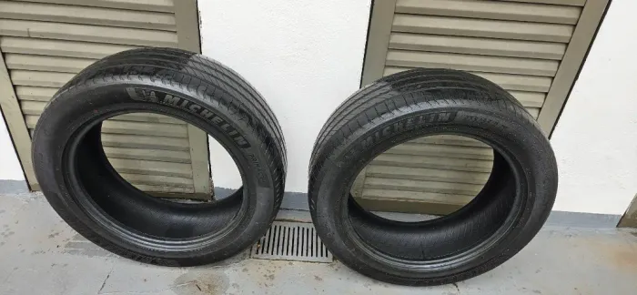 Jogo de Pneus Michelin 235/55R19 80% de vida útil.