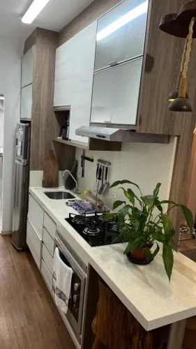 Apartamento no centro de Biguaçu com móveis planejados e mobiliado.