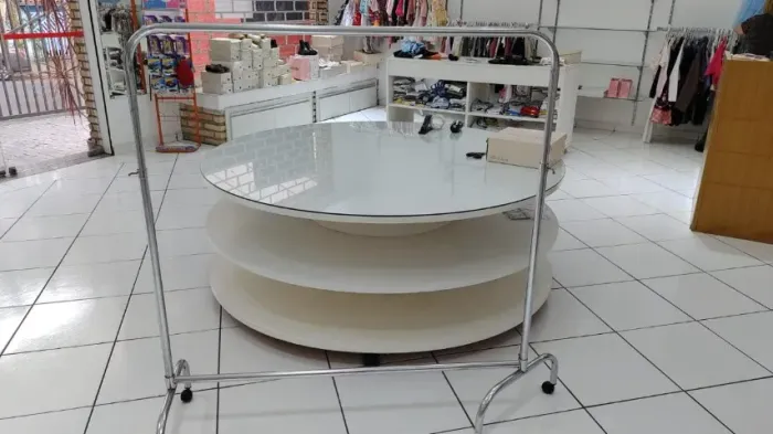 Mesa Expositora Redonda 1,80m - Perfeita para Loja