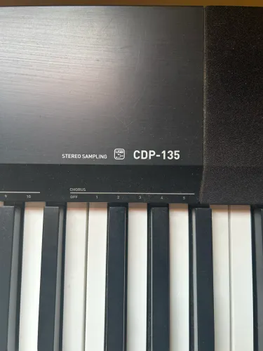 Piano Digital Casio CDP-135 | 88 teclas + Suporte regulável + Banco + Pedal + Estojo/Case
