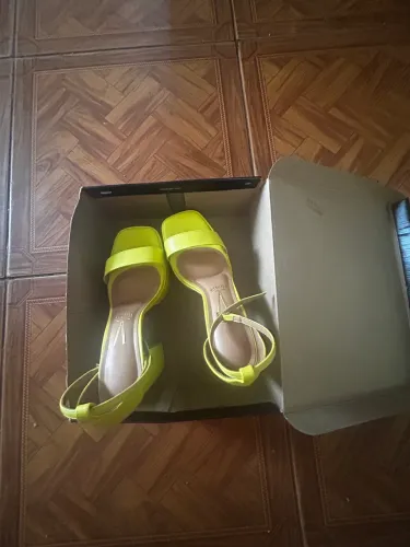 Vê se uma sandália vizzano