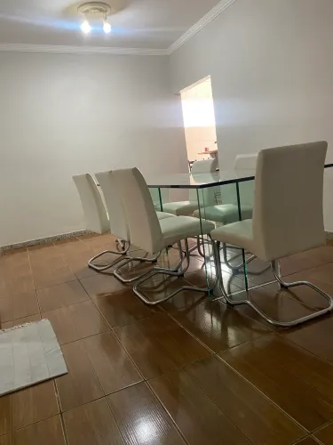 Mesa de vidro com 8 cadeiras + aparador 