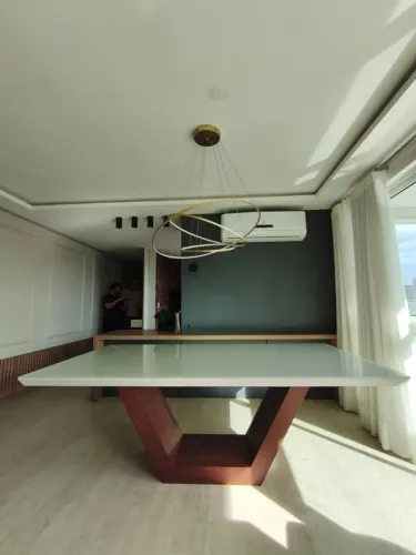Mesa alto padrão 2,10m tampo laca/vidro e base imponente