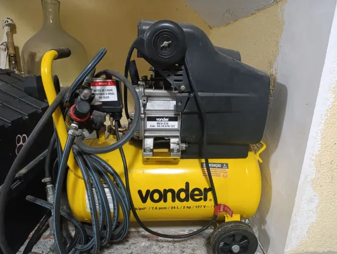 Compressor de ar elétrico portátil Vonder amarelo 