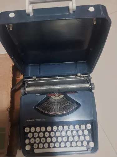 Maquina de escrever olivetti lettera 82