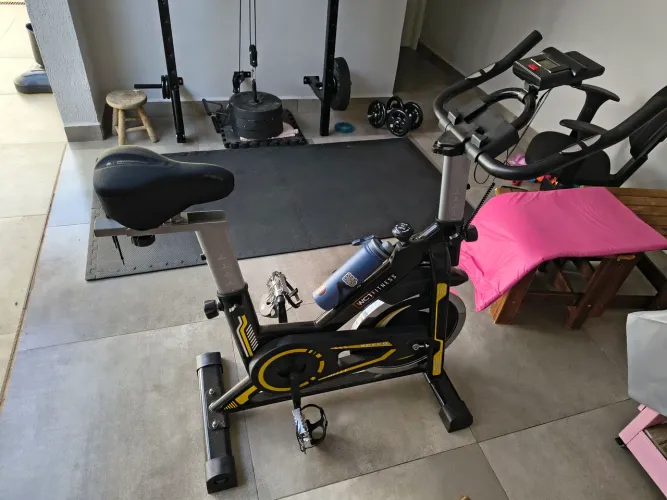 Bicicleta Spinning Com Roda De Inércia De 13kg Wct Fitness Cor Preto