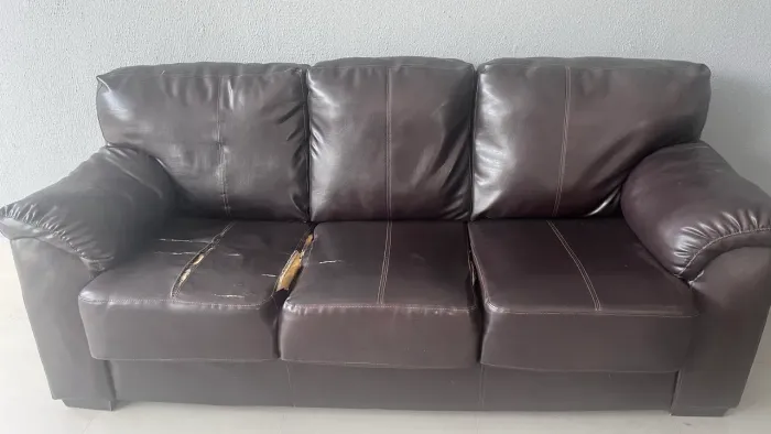 Sofá Courino 3 lugares com estofado perfeito