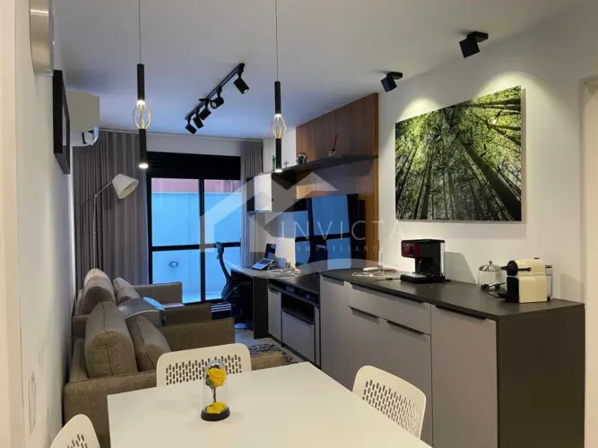 Magnífico quarto e sala em rua nobre