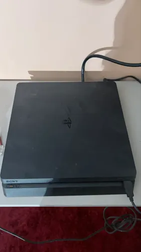 PS4 Slim com 4 jogos e 1 controle