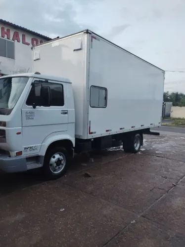 Vende-se Caminhão baú Volkswagem 8-120