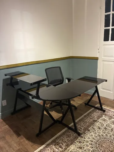 Mesa Executiva em L com Vidro Temperado e Estrutura Metálica