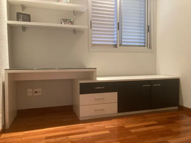 Comoda Preta e Branca modulada com tampo vidro