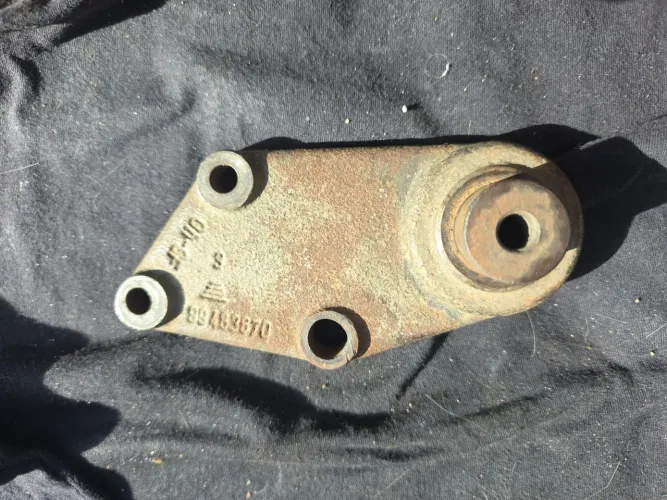 Suporte do Alternador Cummins 4935506 ? C8.3 / ISC 8.3