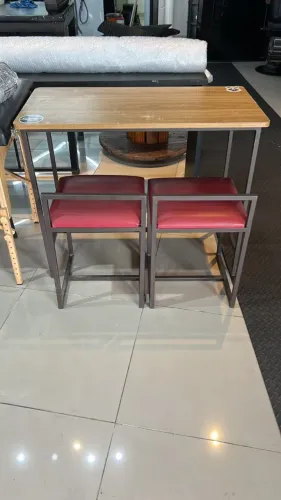 Conjunto Mesa Bistrô Industrial com 2 Banquetas Estofadas Vermelhas