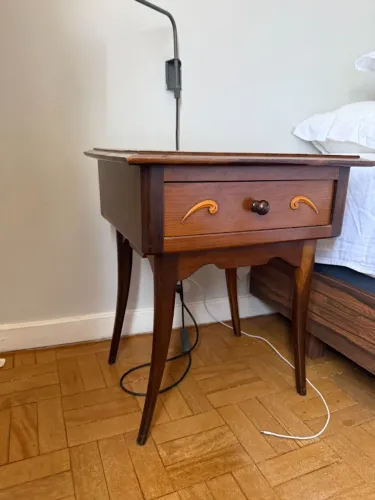 Mesa de Cabeceira Artesanal em Madeira Maciça | Exclusiva e Rara