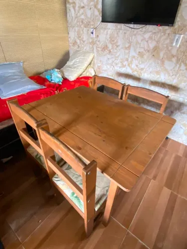 Vendo essa mesa de madeira em perfeito estado, só está um pouco suja pelo tempo guardada