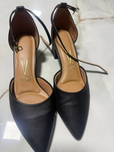 Vendo 2 pares de sandálias, usados poucas vezes e bem conservados.