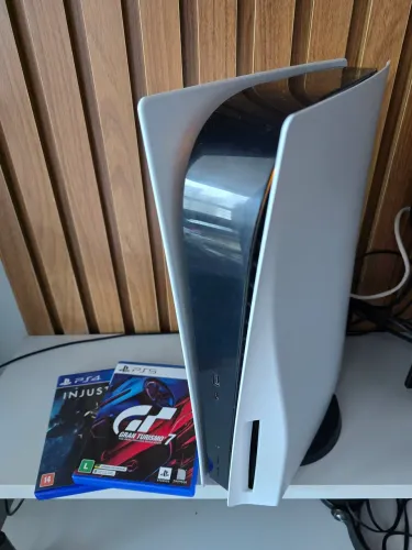 PS5 mídia física + Gran Turismo 7 + Injustice 2 - excelente estado