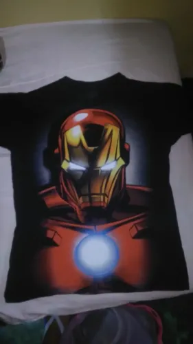Camisa Homem de Ferro Brilha na câmera