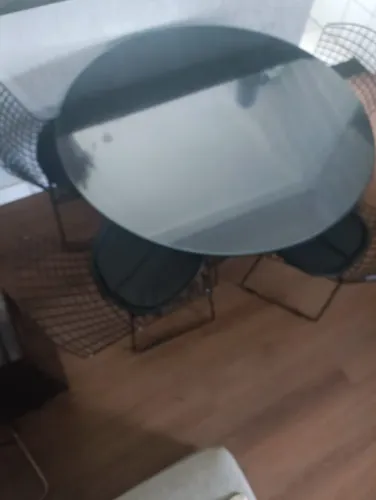 Mesa de jantar redonda com as 4 cadeiras
