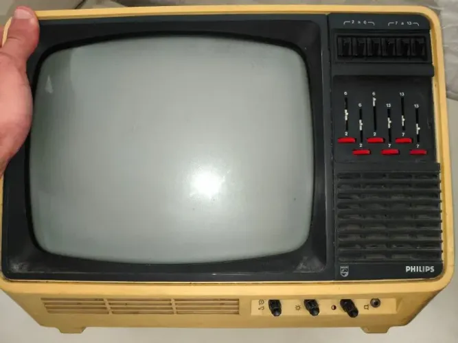 Televisão de Tubo Portátil Philips Vintage (Anos 70/80)